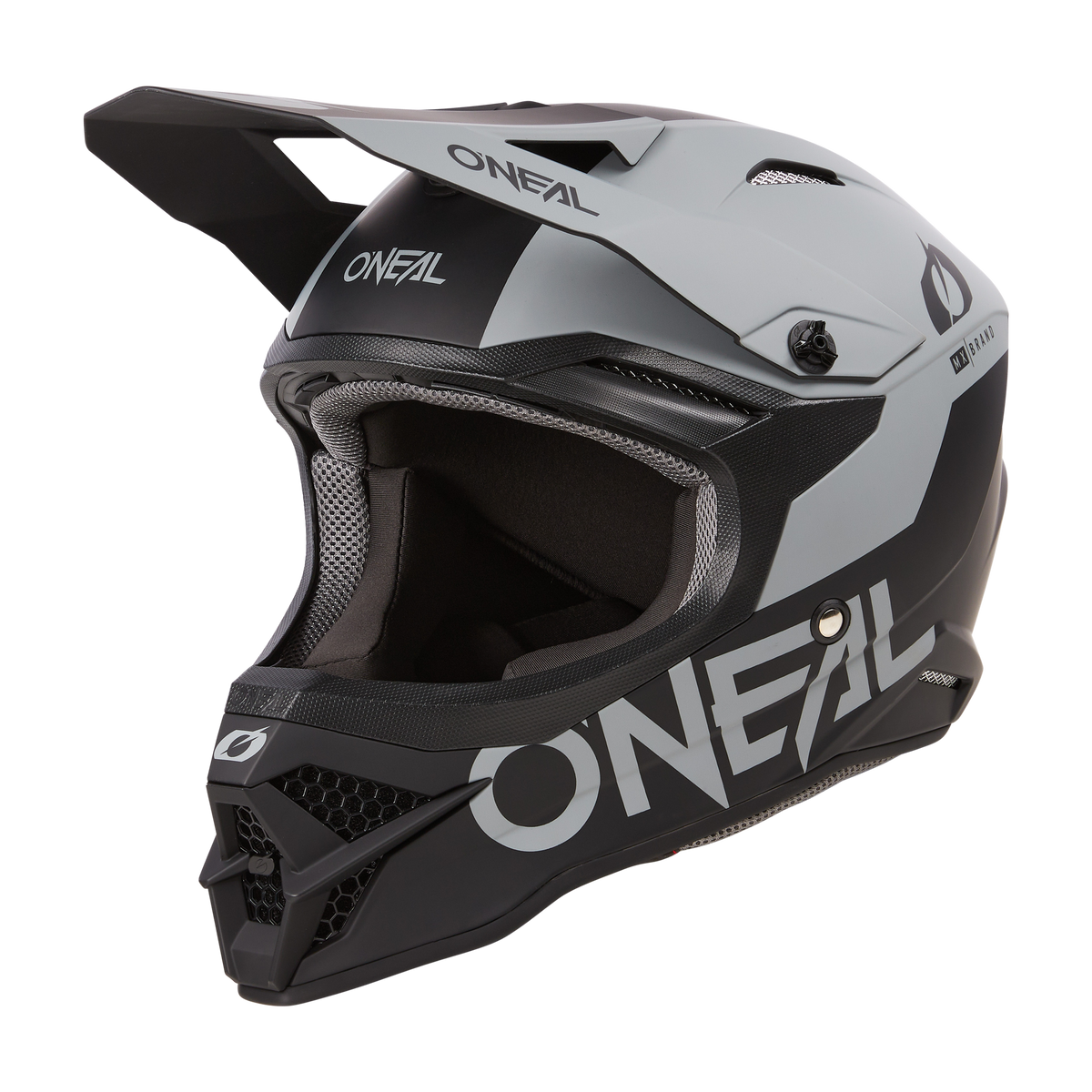 Der O'NEAL 3SRS Helm SOLID ist ein stylischer Motocross-Helm, der in Schwarz, Weiß und Grau erhältlich ist. Dieser ABS-Helm zeichnet sich durch ein auffälliges Design aus, bei dem der Markenname „O'Neal“ sowohl seitlich als auch vorne gut sichtbar angebracht ist. Er ist mit einem Visier und einem robusten Kinnschutz mit Belüftungsöffnungen ausgestattet und ist damit die ideale Wahl für jeden Motocross-Profi.