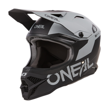 Der O'NEAL 3SRS Helm SOLID ist ein stylischer Motocross-Helm, der in Schwarz, Weiß und Grau erhältlich ist. Dieser ABS-Helm zeichnet sich durch ein auffälliges Design aus, bei dem der Markenname „O'Neal“ sowohl seitlich als auch vorne gut sichtbar angebracht ist. Er ist mit einem Visier und einem robusten Kinnschutz mit Belüftungsöffnungen ausgestattet und ist damit die ideale Wahl für jeden Motocross-Profi.