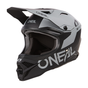 Der O'NEAL 3SRS Helm SOLID ist ein stylischer Motocross-Helm, der in Schwarz, Weiß und Grau erhältlich ist. Dieser ABS-Helm zeichnet sich durch ein auffälliges Design aus, bei dem der Markenname „O'Neal“ sowohl seitlich als auch vorne gut sichtbar angebracht ist. Er ist mit einem Visier und einem robusten Kinnschutz mit Belüftungsöffnungen ausgestattet und ist damit die ideale Wahl für jeden Motocross-Profi.