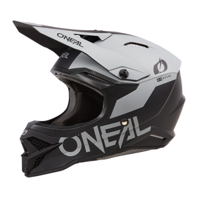Der O'NEAL 3SRS Helm SOLID trägt den Markennamen „O'NEAL“ prominent auf der Seite. Dieser schwarz-weiße Motocross-Profihelm verfügt über ein Visier und einen Kinnschutz mit Belüftungspunkten für die Luftzirkulation. Sein schlankes, aerodynamisches Design macht ihn perfekt für das Offroad-Motorradfahren.