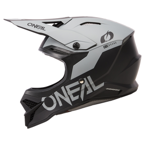 Der O'NEAL 3SRS Helm SOLID ist ein grau-schwarzer Integralhelm für Motocross mit großem Visier und auffälligem O'NEAL-Logo an der Seite. Sein schlankes, aerodynamisches Design umfasst Belüftungsöffnungen für eine optimale Luftzirkulation.