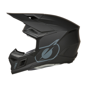Der O'NEAL 3SRS Helm SOLID ist ein schwarzer Integralhelm für Motorradfahrer mit einem schlanken Design mit eckigen Linien und einem großen Visier. Er verfügt über ein abstraktes Logo an der Seite sowie Belüftungsöffnungen oben und an den Seiten für eine verbesserte Luftzirkulation. Der Markenname „O'Neal“ ist prominent auf dem Kinnschutz angebracht und verkörpert Motocross-Profi-Qualität.