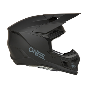 Seitenansicht eines mattschwarzen O'NEAL 3SRS Helm SOLID Integralhelms für Mountainbikes im Motocross-Profi-Stil mit schlankem Design. Der Helm verfügt über ein markantes Visier, Belüftungsöffnungen und das O'NEAL-Logo in Hellblau an der Seite.