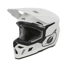Der O'NEAL 3SRS Helm SOLID ist ein weißer Offroad-Motorradhelm mit schwarz-grauer Innenausstattung und kantigem Design. Er trägt den Markennamen „O'NEAL“ auf dem Visier und im Kinnbereich sowie ein stilisiertes „O“-Logo an der Seite. Der Helm hat eine starke, aerodynamische Form.