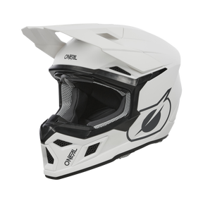 Der O'NEAL 3SRS Helm SOLID ist ein weißer Offroad-Motorradhelm mit schwarz-grauer Innenausstattung und kantigem Design. Er trägt den Markennamen „O'NEAL“ auf dem Visier und im Kinnbereich sowie ein stilisiertes „O“-Logo an der Seite. Der Helm hat eine starke, aerodynamische Form.