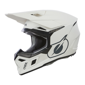 Der O'NEAL 3SRS Helm SOLID ist ein weißer Offroad-Motorradhelm mit einem schwarz-weißen Emblem an der Seite, einem erweiterten Visier für verbesserten Schutz und Belüftungspanelen. Der Markenname O'NEAL ist deutlich am Kinn und am Rand des Visiers zu sehen. Dieser ABS-Helm sitzt auf einem schlichten schwarzen Hintergrund und verbindet nahtlos Stil mit Sicherheit.