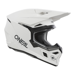 Ein weißer Integralhelm mit schwarzen Akzenten und dem Markennamen „O'NEAL“ auf der Seite. Der O'NEAL 3SRS Helm SOLID verfügt über ein Visier, mehrere Belüftungslöcher und eine Innenpolsterung für Schutz und Komfort und ist damit perfekt für jeden Motocross-Profi.