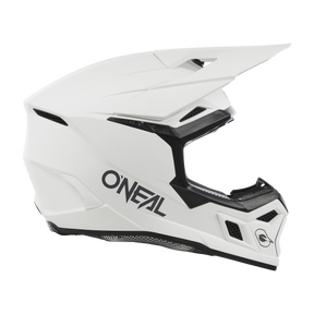 Der O'NEAL 3SRS Helm SOLID ist ein eckiger, weißer Motocross-Helm mit schwarzer Innenausstattung und Belüftungsschlitzen. Er trägt stolz den Markennamen O'NEAL in Schwarz in der Nähe des Kinnschutzes. Dieser robuste Helm wurde für den Schutz im Gelände entwickelt, verfügt über ein abnehmbares Visier und erfüllt die Motocross-Profi-Standards.
