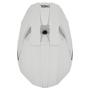 Ein eleganter, weißer O'NEAL 3SRS Helm SOLID-Fahrradhelm mit aerodynamischen Rillen und Belüftungsöffnungen, von oben betrachtet. Der Helm hat ein minimalistisches Design und trägt das Wort „O’NEAL“ in schwarzen Buchstaben vorne, was an einen ABS 3SRS MX-Helm erinnert.