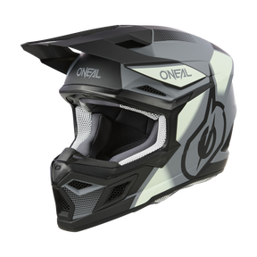 Der O'NEAL 3SRS Helm VISION ist ein schwarz-grauer Motocross-Helm mit elegantem Design. Auf der Vorderseite und an den Seiten ist die Marke „O'Neal“ zusammen mit einer großen Grafik deutlich zu erkennen. Die Innenseite ist für Komfort und Schutz gepolstert.