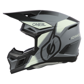 Eine Seitenansicht des O'NEAL 3SRS Helm VISION Integralhelms für Motocross in Grau und Schwarz. Er verfügt über ein schlankes Design mit Belüftungsschlitzen oben und an den Seiten, einem robusten Visier und auffälligem Branding am Kinn und an der Seite, hergestellt mit langlebiger ABS-Technologie.