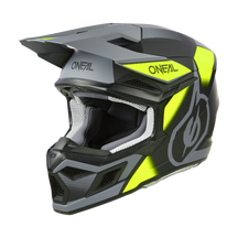 Der O'NEAL 3SRS Helm VISION ist ein schwarz-grau-neongelber Integralhelm für Motocross, bei dem der Markenname sowohl vorne als auch seitlich gut sichtbar angebracht ist. Ausgestattet mit einem Visier, großen Belüftungsöffnungen und Grafikaufklebern bietet dieser Helm dem Fahrer sowohl Stil als auch Schutz.