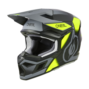 Der O'NEAL 3SRS Helm VISION ist ein schwarz-grau-neongelber Integralhelm für Motocross, bei dem der Markenname sowohl vorne als auch seitlich gut sichtbar angebracht ist. Ausgestattet mit einem Visier, großen Belüftungsöffnungen und Grafikaufklebern bietet dieser Helm dem Fahrer sowohl Stil als auch Schutz.