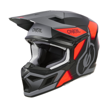 Der O'NEAL 3SRS Helm VISION ist ein eleganter schwarz-roter Offroad-Motocross-Helm mit markantem Visier und auffälligen geometrischen Mustern. Dieses Integraldesign verfügt über das O'NEAL-Logo auf der Vorderseite und an den Seiten sowie ein stilisiertes Flammendesign auf der Rückseite und verfügt über Belüftungsschlitze für eine optimale Luftzirkulation.