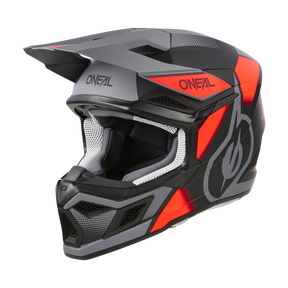 Der O'NEAL 3SRS Helm VISION ist ein eleganter schwarz-roter Offroad-Motocross-Helm mit markantem Visier und auffälligen geometrischen Mustern. Dieses Integraldesign verfügt über das O'NEAL-Logo auf der Vorderseite und an den Seiten sowie ein stilisiertes Flammendesign auf der Rückseite und verfügt über Belüftungsschlitze für eine optimale Luftzirkulation.