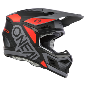 Ein schwarz-rot-grauer O'NEAL 3SRS Helm VISION mit Visier und auffälligem „O'Neal“-Branding an der Seite. Dieser Helm ist mit Belüftung und Polsterung für verbesserten Komfort und Schutz beim Offroad-Motocross-Fahren ausgestattet.