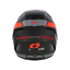 Das Bild zeigt die Rückansicht eines schwarzen O'NEAL 3SRS Helm VISION mit orangefarbenen Akzenten. Dieser Motocross-Helm trägt stolz den Text „ADVANCED RACING TECHNOLOGY“ und verfügt über mehrere Belüftungsöffnungen, aufwendige Designdetails und ein Logo an der Unterseite. Dieser aus ABS-Material gefertigte Helm kombiniert auf wunderbare Weise Funktionalität mit einem optisch ansprechenden Erscheinungsbild.