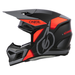 Der 3SRS Helm VISION von O'NEAL ist ein schwarz-roter Integralhelm für Motocross mit eckigen Designelementen und einem Visier. Dieser ABS-Helm besticht durch kräftige Muster, darunter eine große stilisierte Grafik an der Seite mit dem Wort „ADVANCE“ in Rot. Er verfügt über einen belüfteten Mundschutzbereich und hat eine stromlinienförmige aerodynamische Form.