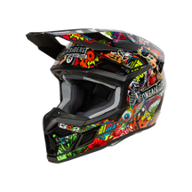 Der O'NEAL 3SRS Helm Kinder CRANK von O'NEAL ist ein Integralhelm für Motocross mit einem lebendigen, mehrfarbigen Graffiti-Design mit verschiedenen Zeichentrickfiguren, Symbolen und Texten. Er verfügt über ein markantes Visier und eine schwarze Innenpolsterung. Mit seinem einfarbig schwarzen Hintergrund ist dieser Helm ein echter Blickfang.