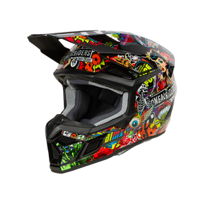 Der O'NEAL 3SRS Helm Kinder CRANK von O'NEAL ist ein Integralhelm für Motocross mit einem lebendigen, mehrfarbigen Graffiti-Design mit verschiedenen Zeichentrickfiguren, Symbolen und Texten. Er verfügt über ein markantes Visier und eine schwarze Innenpolsterung. Mit seinem einfarbig schwarzen Hintergrund ist dieser Helm ein echter Blickfang.