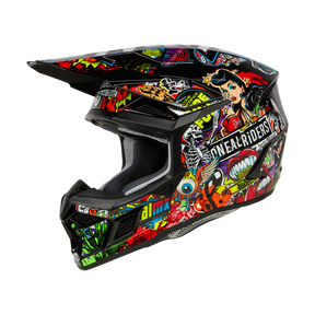 Ein schwarzer O'NEAL 3SRS Helm Kinder CRANK Integralhelm mit farbenfrohem, aufwendigem Graffiti-Kunstwerk. Das Design umfasst abstrakte Muster, Totenköpfe und eine weibliche Figur im Comic-Stil, die einen roten Helm trägt. Der Text „O'Neal Riders“ ist auf dem Helm deutlich zu erkennen.