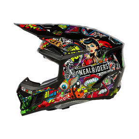 Ein O'NEAL 3SRS Helm Kinder CRANK mit einer schwarzen Basis, die mit lebendigen, farbenfrohen Kunstwerken und Aufklebern im Graffiti-Stil verziert ist. Auf der Seite des Helms ist deutlich „O'NEAL RIDERS“ zu sehen, und das Kunstwerk umfasst Comicfiguren, Totenköpfe und verschiedene grafische Designs.