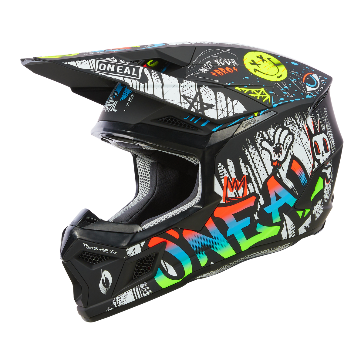 Der O'NEAL 3SRS Helm Kinder RANCID ist ein schwarzer Motocross-Helm mit lebendigen Graffiti-Designs, darunter ein auffälliger „ONEAL“-Text, verschiedene Symbole und abstrakte Kunstwerke. Der Helm verfügt über ein großes Visier und einen Kinnschutz, die sowohl Stil als auch Schutz gewährleisten.