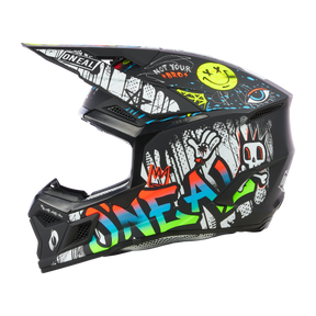 Seitenansicht des O'NEAL 3SRS Helm Kinder RANCID, einem farbenfrohen Motocross-Helm mit Graffiti-Artwork. Das Design umfasst verschiedene abstrakte Formen, eine Zeichentrickfigur mit einer Krone und Sätze wie „Not Your Bro“ auf schwarzem Hintergrund. Die Marke „O'NEAL“ ist prominent abgebildet.