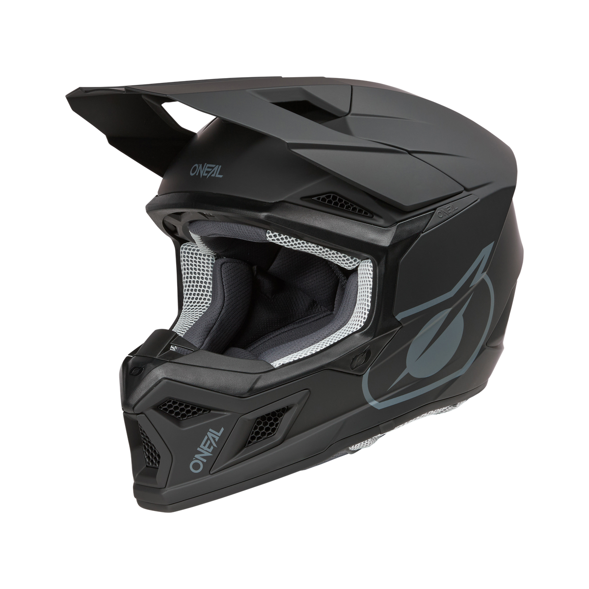 Der O'NEAL 3SRS Helm Kinder SOLID ist ein eleganter, mattschwarzer Motocross-Helm mit Visier und eckigem Design. Dieser Helm verfügt über ein minimalistisches O'NEAL-Logo an der Seite und vorne sowie über Belüftungsöffnungen und eine gefütterte Innenseite für mehr Komfort und Sicherheit.