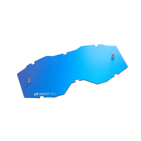 Abgebildet ist eine Ersatzlinse für die O'NEAL B-10 Youth Goggle in Blau. Dieses metallische, unregelmäßig geformte Bauteil hat eine reflektierende Oberfläche und verfügt über zwei sichtbare Verschlüsse sowie einen kleinen, geätzten Text in der unteren linken Ecke.
