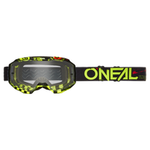 Die O'NEAL B-10 Brille ATTACK besticht durch ein auffälliges Schwarz/Neongelb-Design mit Markenband, transparenter Linse und kariertem Seitenmuster und verbindet Stil und Funktionalität nahtlos.