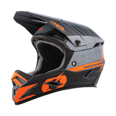 Der O'NEAL BACKFLIP Helm ECLIPSE ist ein schwarz-grauer Fullface-MTB-Helm mit leuchtend orangen Akzenten, einem Visier und einer großen Belüftung an der Vorderseite, der für Mountainbikes oder Downhills entwickelt wurde.