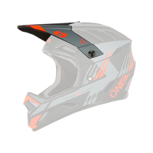 Der O'NEAL Visor BACKFLIP Helm STRIKE mit aerodynamischem Design und Belüftungseigenschaften ist in einem auffälligen grau-roten Farbschema mit integrierten geometrischen Mustern und Streifen erhältlich. Dieser Integralhelm für Motocross trägt auf der Seite deutlich den Markennamen „O'NEAL“.
