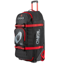 Die O'NEAL x OGIO Reisetasche 9800 ist eine große schwarz-rote Reisetasche mit den Logos „OGIO“ und „O'NEAL“. Mit mehreren Fächern, Riemen, einem stabilen Griff und roten Rollen ist diese stabile Tasche perfekt für den Transport von Sport- oder Reiseausrüstung. Sie wurde für einfachen Transport und maximalen Komfort konzipiert und ist die ideale Wahl für Ihre Abenteuer.