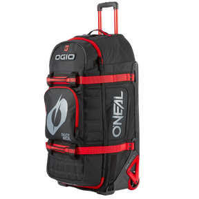 Die O'NEAL x OGIO Reisetasche 9800 in Schwarz/Rot bietet Rollen, Teleskopgriff, "O'NEAL" Branding, mehrere Fächer für Ausrüstung und robuste Gurte für bequemen Transport von Zubehör.