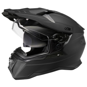 Ein O'NEAL D-SRS Helm SOLID, ein schwarzer Integralhelm mit transparentem Visier und integriertem Sonnenschutz, mit aerodynamischen Designelementen und Belüftungsöffnungen. Das Markenlogo „ONE“ befindet sich hinten und die Innenpolsterung ist teilweise durch das offene Visier sichtbar.