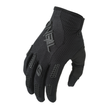 Eine Nahaufnahme des schwarzen, netzstrukturierten O'NEAL ELEMENT Handschuhs RACEWEAR mit dem Markennamen „O'NEAL“ deutlich sichtbar auf der Rückseite. Dieser Mountainbike-Handschuh verfügt über eine Schutzpolsterung an den Knöcheln und Fingergelenken, die Haltbarkeit und Griffigkeit verbessert.