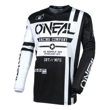 Das O'NEAL ELEMENT Jersey WARHAWK ist ein schwarz-weißes Trikot mit „O'Neal“ prominent auf Brust und Ärmeln. Das Design zeichnet sich durch kräftige Streifen und Texte aus, darunter „Racing Company“, „US Supply Div. Established 1970“, „DRT/MFG“ und zusätzliche dekorative Elemente, die einen perfekten Sitz mit atmungsaktivem Material gewährleisten.