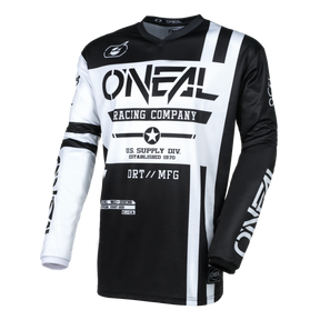 Das O'NEAL ELEMENT Jersey WARHAWK ist ein schwarz-weißes Trikot mit „O'Neal“ prominent auf Brust und Ärmeln. Das Design zeichnet sich durch kräftige Streifen und Texte aus, darunter „Racing Company“, „US Supply Div. Established 1970“, „DRT/MFG“ und zusätzliche dekorative Elemente, die einen perfekten Sitz mit atmungsaktivem Material gewährleisten.