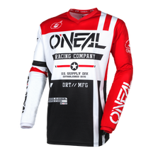Das O'NEAL ELEMENT Jersey WARHAWK ist ein rot-schwarz-weißes Trikot der O'Neal Racing Company mit der auffälligen Aufschrift „ONEAL“ auf der Brust. Dieses stylische Trikot verfügt außerdem über verschiedene Text- und Grafikdesigns, darunter „DRT//MFG“, „US Supply Div. Established 1970“ und rennbezogene Symbole auf den Ärmeln. Es ist aus atmungsaktivem Stoff für eine perfekte Passform gefertigt und sorgt für Komfort und Stil auf der Strecke.