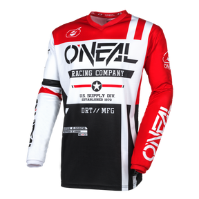 Das O'NEAL ELEMENT Jersey WARHAWK ist ein rot-schwarz-weißes Trikot der O'Neal Racing Company mit der auffälligen Aufschrift „ONEAL“ auf der Brust. Dieses stylische Trikot verfügt außerdem über verschiedene Text- und Grafikdesigns, darunter „DRT//MFG“, „US Supply Div. Established 1970“ und rennbezogene Symbole auf den Ärmeln. Es ist aus atmungsaktivem Stoff für eine perfekte Passform gefertigt und sorgt für Komfort und Stil auf der Strecke.