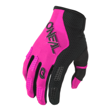 Eine Nahaufnahme des O'NEAL ELEMENT Damenhandschuhs RACEWEAR, der für Motocross oder Radfahren konzipiert wurde und überwiegend in leuchtendem Pink und Schwarz gehalten ist. Dieser Handschuh verfügt über strukturierte Griffdetails an den Fingern und der Handfläche, wobei der Markenname „O'Neal“ in Schwarz auf der rosa Oberseite aufgedruckt ist.