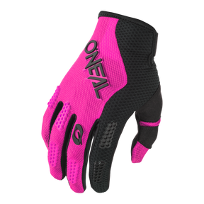 Eine Nahaufnahme des O'NEAL ELEMENT Damenhandschuhs RACEWEAR, der für Motocross oder Radfahren konzipiert wurde und überwiegend in leuchtendem Pink und Schwarz gehalten ist. Dieser Handschuh verfügt über strukturierte Griffdetails an den Fingern und der Handfläche, wobei der Markenname „O'Neal“ in Schwarz auf der rosa Oberseite aufgedruckt ist.