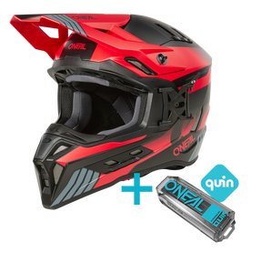 Das O'NEAL EX-SRS Hitch Quin Bundle, ein rot-schwarzer Motocross-Helm mit grauen Akzenten, wird neben einem kompakten Quin-Gerät mit der Aufschrift „Quin“ und „O’Neal“ ausgestellt, wodurch seine intelligenten Konnektivitätsfunktionen hervorgehoben werden.