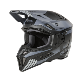 Der O'NEAL EX-SRS Helmet HITCH ist ein schwarz-grauer Integralhelm mit aerodynamischem Design und Belüftungsschlitzen. Er ist ideal für ganztägige Fahrsessions, trägt das O'Neal-Branding auf der Stirn und dem Kinnschutz und verfügt über ein großes Visier für verbesserten Schutz.