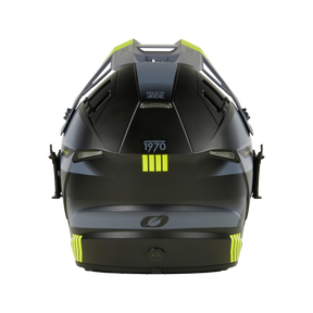 Schauen Sie sich den Hightech-Helm O'NEAL EX-SRS HITCH an, der ein elegantes schwarzes Design mit auffälligen gelben Akzenten aufweist. Seine eckige und aerodynamische Form macht ihn perfekt für ganztägige Fahrsessions. Auf der Rückseite des Helms sind stolz „ENJOY RIDE“ und „1970“ zu sehen, zusammen mit einem kleinen Symbol, Sicherheitsreflektoren und integrierten Airflaps für optimale Belüftung.