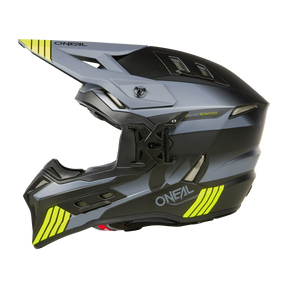 Der O'NEAL EX-SRS Helmet HITCH ist ein eleganter, schwarz-grauer Offroad-Motorradhelm mit neongelben Akzenten. Er verfügt über Belüftungsöffnungen, Airflaps für zusätzlichen Komfort, ein Sonnenvisier und den Markennamen „O'Neal“ auf der Seite – perfekt für ganztägige Fahrsessions.
