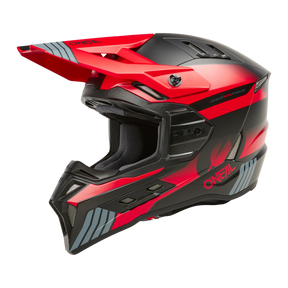 Der O'NEAL EX-SRS Helm HITCH ist perfekt für Fahrten und verfügt über ein schlankes Design mit einer Kombination aus mattschwarzen, leuchtend roten und grauen Akzenten. Der Helm verfügt über zusätzliche Schutzfunktionen, ein aerodynamisches Visier und integrierte AirflapsTM. Der Markenname O’NEAL ist an der Seite prominent in Rot angebracht.