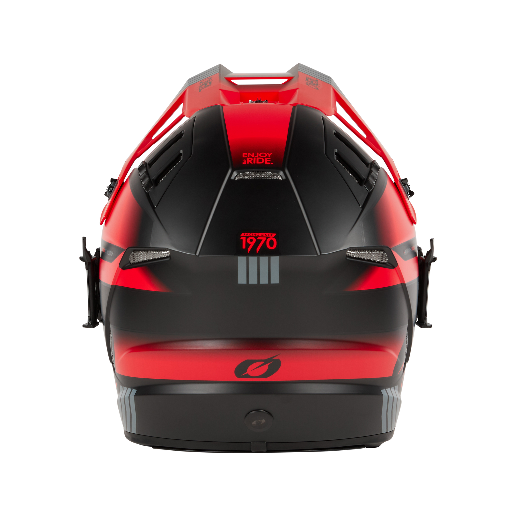 Ein O'NEAL EX-SRS Helm HITCH von hinten betrachtet, mit kräftigen schwarzen und roten Streifen und der deutlich sichtbaren Nummer „1970“. Der Helm trägt außerdem oben den Text „Enjoy the Ride“. Das Design umfasst integrierte AirflapsTM für eine verbesserte Luftzirkulation während der Fahrt sowie ein glänzendes Finish.