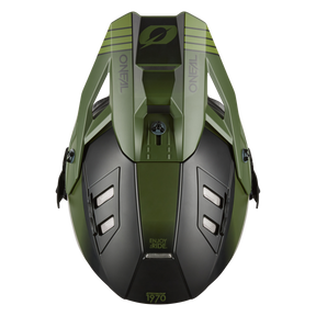 Draufsicht des grün-schwarzen O'NEAL EX-SRS Helms HITCH mit silbernen Belüftungsöffnungen und „Enjoy Ride“-Text. Der Helm verfügt über reflektierende Elemente, ein aerodynamisches Design und integrierte AirflapsTM für eine optimierte Luftzirkulation während der Fahrt.